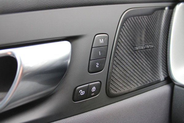 Volvo XC60 2.0 T6 Plug-in hybrid AWD Plus Bright | Luchtvering | Trekhaak | H&K | 360 Camera | Full