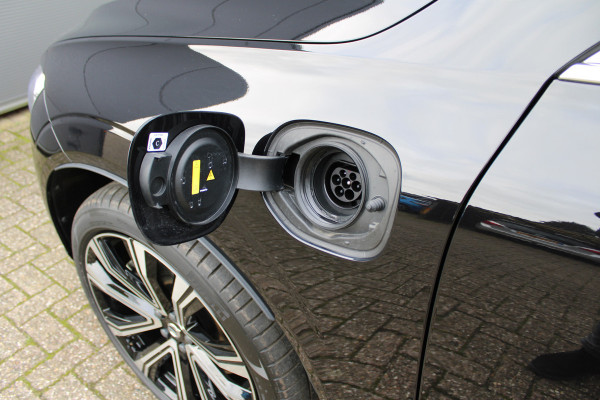 Volvo XC60 2.0 T6 Plug-in hybrid AWD Plus Bright | Luchtvering | Trekhaak | H&K | 360 Camera | Full
