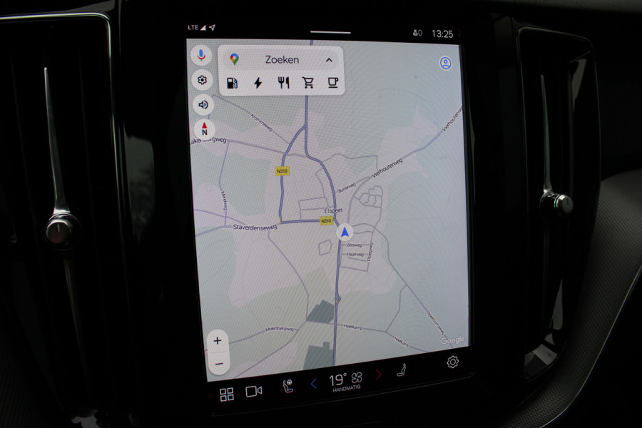 Volvo XC60 2.0 T6 Plug-in hybrid AWD Plus Bright | Luchtvering | Trekhaak | H&K | 360 Camera | Full