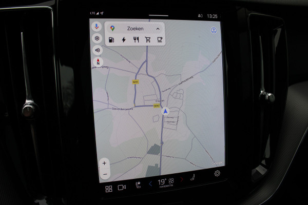 Volvo XC60 2.0 T6 Plug-in hybrid AWD Plus Bright | Luchtvering | Trekhaak | H&K | 360 Camera | Full