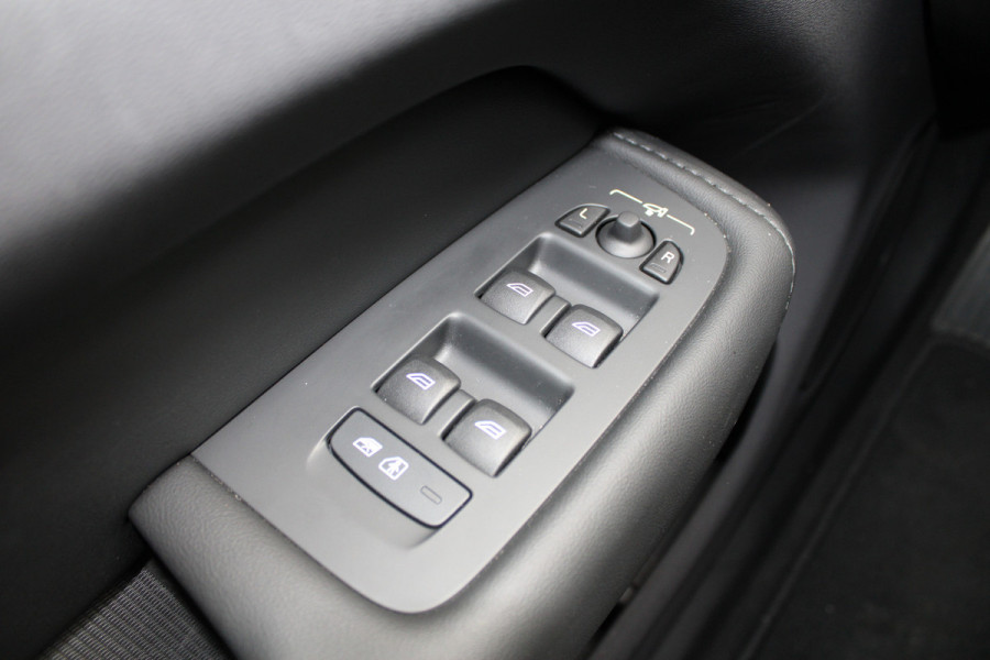 Volvo XC60 2.0 T6 Plug-in hybrid AWD Plus Bright | Luchtvering | Trekhaak | H&K | 360 Camera | Full