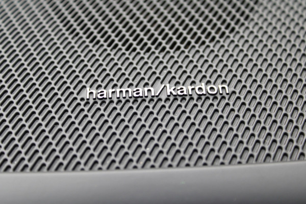 Volvo XC60 2.0 T6 Plug-in hybrid AWD Plus Bright | Luchtvering | Trekhaak | H&K | 360 Camera | Full