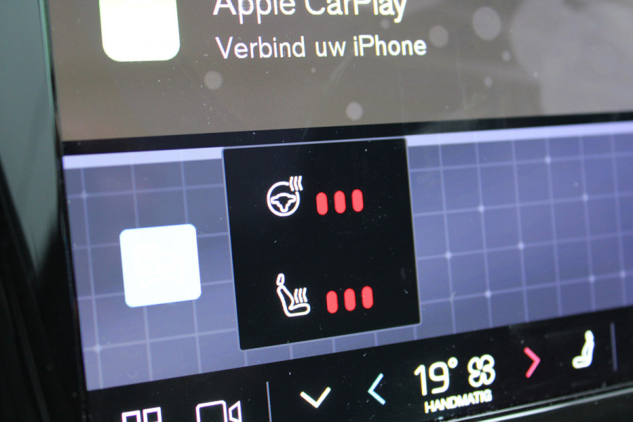 Volvo XC60 2.0 T6 Plug-in hybrid AWD Plus Bright | Luchtvering | Trekhaak | H&K | 360 Camera | Full