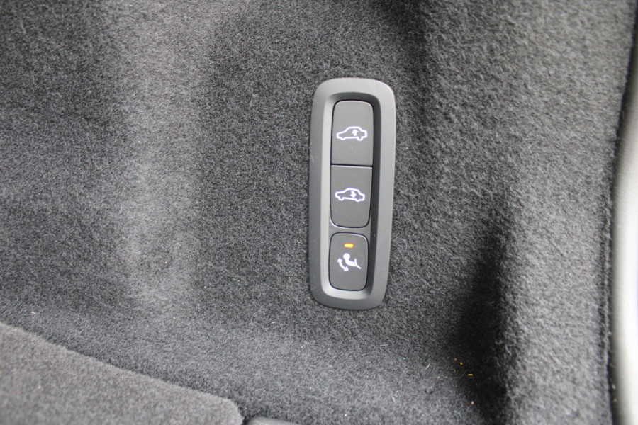 Volvo XC60 2.0 T6 Plug-in hybrid AWD Plus Bright | Luchtvering | Trekhaak | H&K | 360 Camera | Full