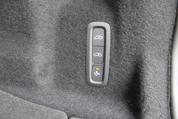 Volvo XC60 2.0 T6 Plug-in hybrid AWD Plus Bright | Luchtvering | Trekhaak | H&K | 360 Camera | Full