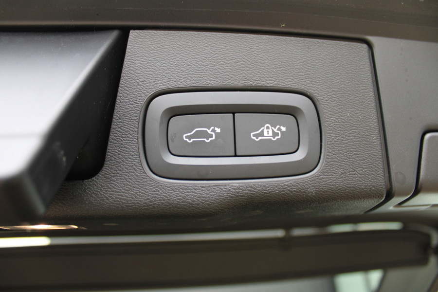 Volvo XC60 2.0 T6 Plug-in hybrid AWD Plus Bright | Luchtvering | Trekhaak | H&K | 360 Camera | Full