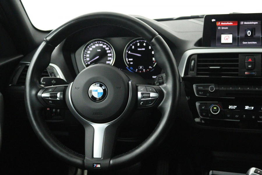 BMW 1-serie 118i Edition M Sport Shadow High Executive (STOELVERWARMING, ACHTERUITRIJCAMERA, PARKEERSENSOREN, DEALER ONDERHOUDEN)