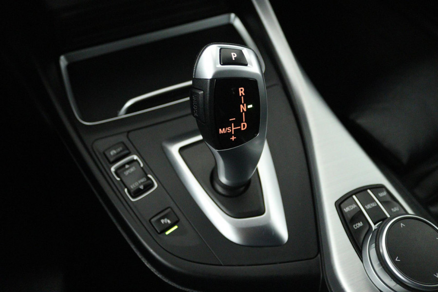 BMW 1-serie 118i Edition M Sport Shadow High Executive (STOELVERWARMING, ACHTERUITRIJCAMERA, PARKEERSENSOREN, DEALER ONDERHOUDEN)