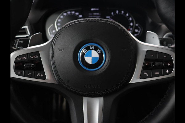BMW X3 xDrive30e M Sport | Panoramadak | Leder | Stoelverwarming | Camera | Sportstoelen | Carplay | 20'' | Navigatie | Live Cockpit