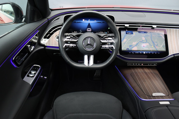 Mercedes-Benz E-Klasse Estate 300 e AMG Line | Distronic | Panoramadak | Memory | Trekhaak | Soft-Close | Surround Camera | Digital Light | Verwarmd Stuurwiel | Keyless Go | Nightpakket |