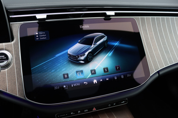 Mercedes-Benz E-Klasse Estate 300 e AMG Line | Distronic | Panoramadak | Memory | Trekhaak | Soft-Close | Surround Camera | Digital Light | Verwarmd Stuurwiel | Keyless Go | Nightpakket |