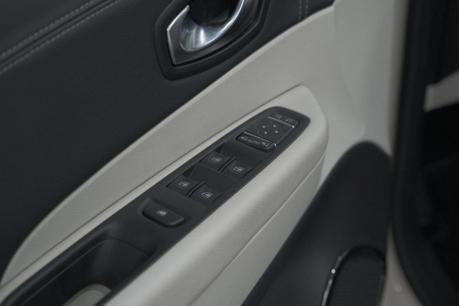 Renault Captur TCe 120 EDC Initiale Paris | Camera | Dodehoekdetectie | Panoramadak | Navigatie