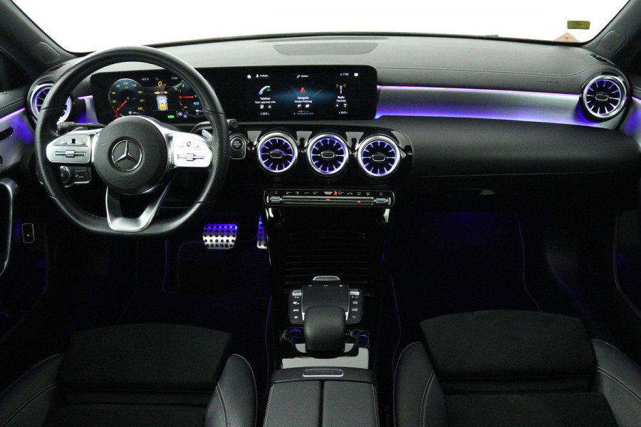 Mercedes-Benz A-Klasse 250 e Business Solution AMG Limited (PANORAMADAK, SFEERVERLICHTING, STOELVERWARMING, ACHTERUITRIJCAMERA)