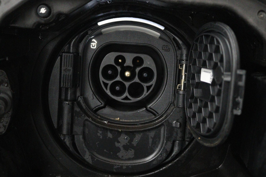 Mercedes-Benz A-Klasse 250 e Business Solution AMG Limited (PANORAMADAK, SFEERVERLICHTING, STOELVERWARMING, ACHTERUITRIJCAMERA)