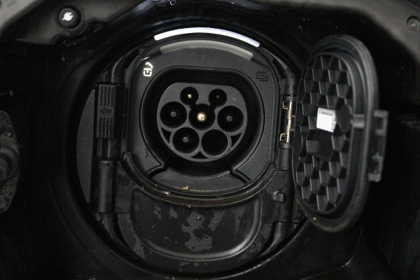 Mercedes-Benz A-Klasse 250 e Business Solution AMG Limited (PANORAMADAK, SFEERVERLICHTING, STOELVERWARMING, ACHTERUITRIJCAMERA)