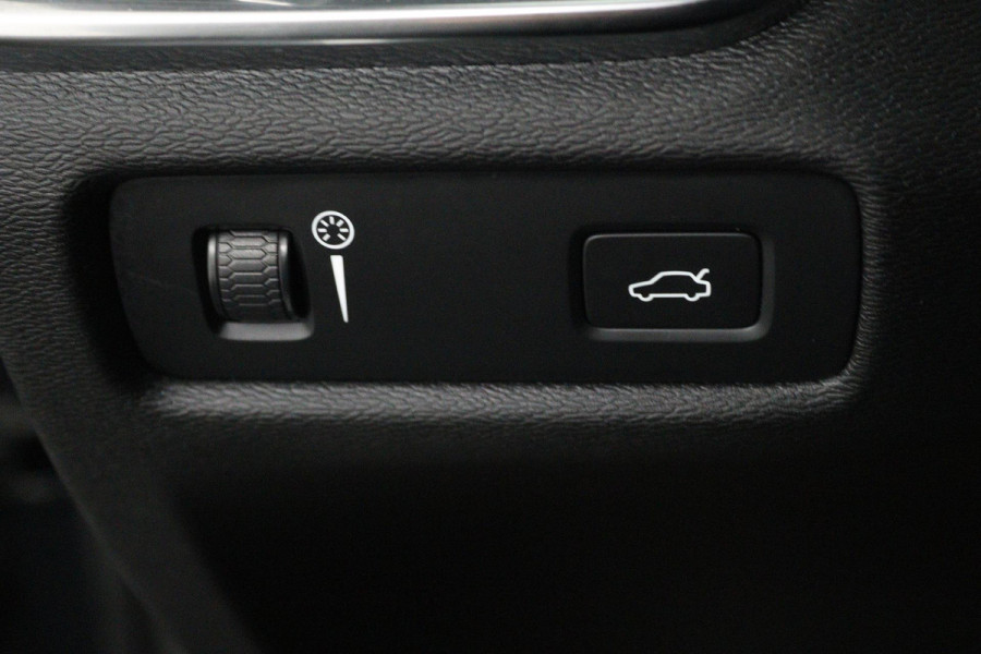 Volvo V60 2.0 T5 Inscription (PANORAMADAK, ACHTERUITRIJCAMERA, PARKEERSENSOREN, CRUISE CONTROL, AUTOMAAT)