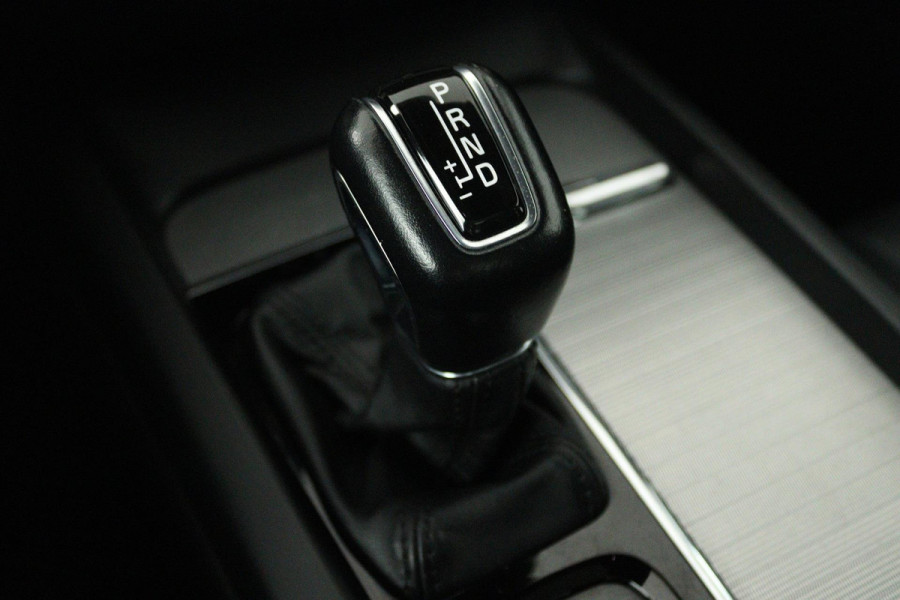 Volvo V60 2.0 T5 Inscription (PANORAMADAK, ACHTERUITRIJCAMERA, PARKEERSENSOREN, CRUISE CONTROL, AUTOMAAT)