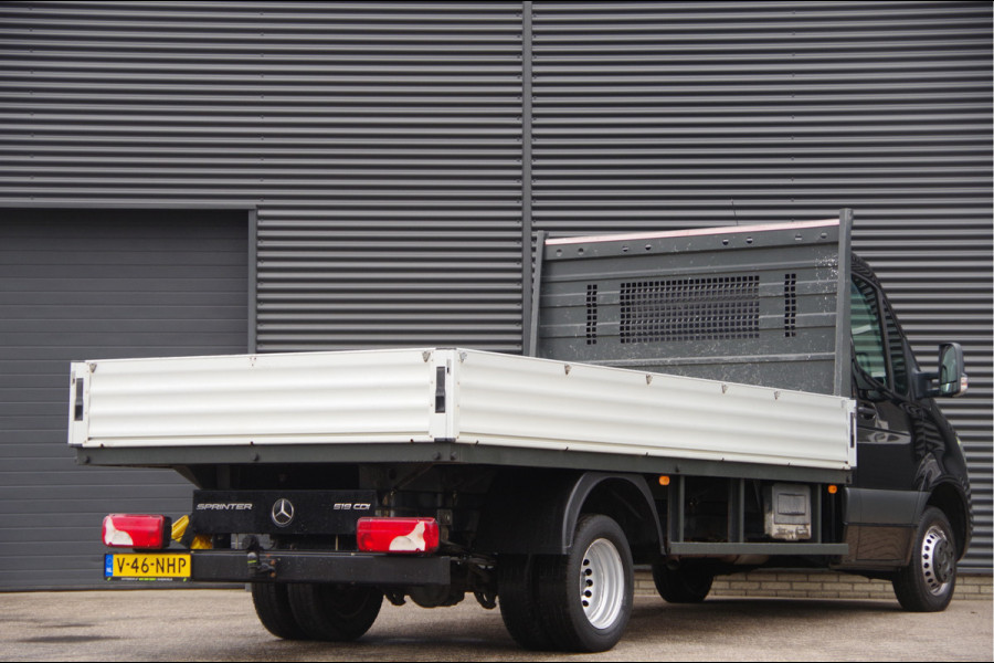 Mercedes-Benz Sprinter 519 3.0 CDI V6 L3 AUT. OPEN LAADBAK, LED, 3.5T TREKHAAK, STANDKACHEL, CAMERA, MBUX 10'', LEDER STUUR, NAVI, CLIMA