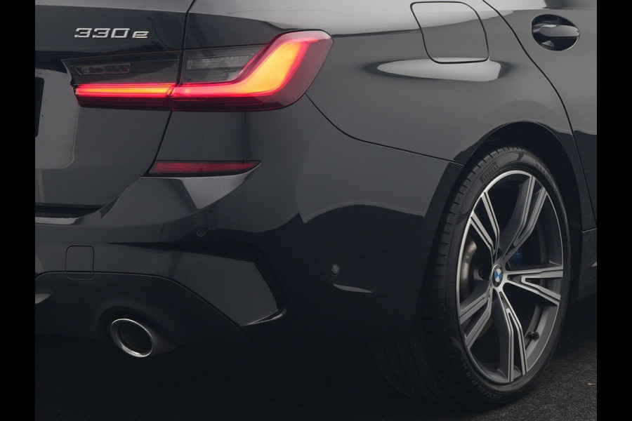 BMW 3 Serie Touring 330e M Sport Plug In Hybrid 293pk PHEV | Panodak | Adaptief Onderstel | Head Up | Adaptive Cruise | Laser LED || Camera | Alcantara Sportstoelen Memory & Verwarmd | Apple Carplay | Sfeerverlichting | Navigatie | Keyless | Bli