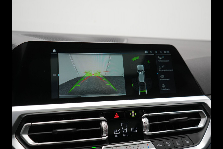 BMW 3 Serie Touring 330e M Sport Plug In Hybrid 293pk PHEV | Panodak | Adaptief Onderstel | Head Up | Adaptive Cruise | Laser LED || Camera | Alcantara Sportstoelen Memory & Verwarmd | Apple Carplay | Sfeerverlichting | Navigatie | Keyless | Bli
