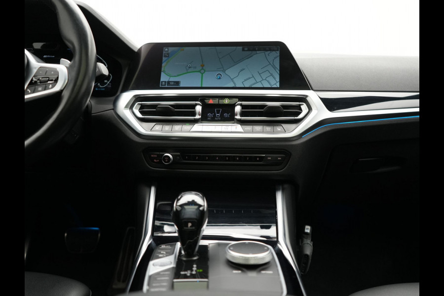 BMW 3 Serie Touring 330e M Sport Plug In Hybrid 293pk PHEV | Panodak | Adaptief Onderstel | Head Up | Adaptive Cruise | Laser LED || Camera | Alcantara Sportstoelen Memory & Verwarmd | Apple Carplay | Sfeerverlichting | Navigatie | Keyless | Bli