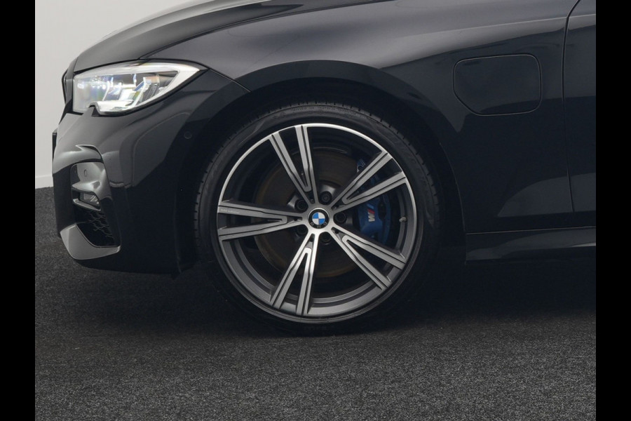 BMW 3 Serie Touring 330e M Sport Plug In Hybrid 293pk PHEV | Panodak | Adaptief Onderstel | Head Up | Adaptive Cruise | Laser LED || Camera | Alcantara Sportstoelen Memory & Verwarmd | Apple Carplay | Sfeerverlichting | Navigatie | Keyless | Bli