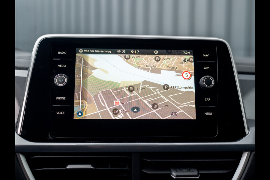 Volkswagen T-Roc 1.5 TSI Life Edition | IQ Light | Navi | Stoelverw. | Trekhaak afnb. | Prijs Rijklaar!!