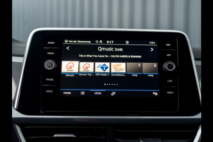 Volkswagen T-Roc 1.5 TSI Life Edition | IQ Light | Navi | Stoelverw. | Trekhaak afnb. | Prijs Rijklaar!!