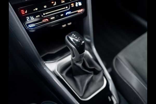 Volkswagen T-Roc 1.5 TSI Life Edition | IQ Light | Navi | Stoelverw. | Trekhaak afnb. | Prijs Rijklaar!!