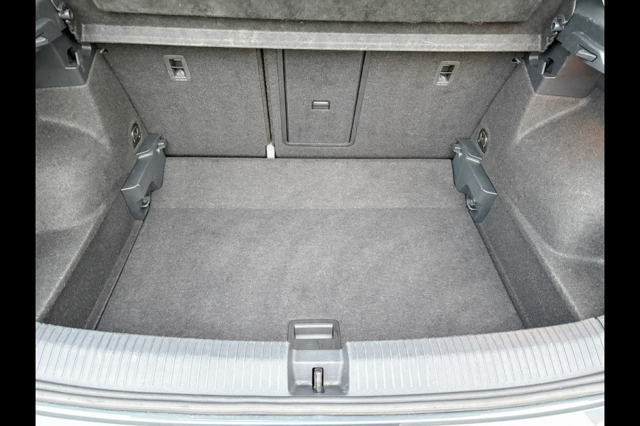 Volkswagen T-Roc 1.5 TSI Life Edition | IQ Light | Navi | Stoelverw. | Trekhaak afnb. | Prijs Rijklaar!!