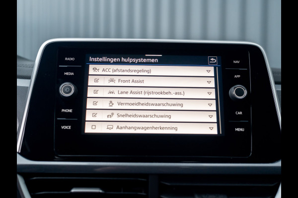 Volkswagen T-Roc 1.5 TSI Life Edition | IQ Light | Navi | Stoelverw. | Trekhaak afnb. | Prijs Rijklaar!!
