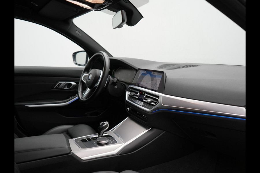 BMW 3 Serie Touring 330i Sportline 259pk Dealer O.H. | Trekhaak Af Fabriek | Lederen Sportstoelen Verwarmd | Apple Carplay | Sfeerverlichting | Cruise Control | Navigatie | Virtual | 18"L.M |