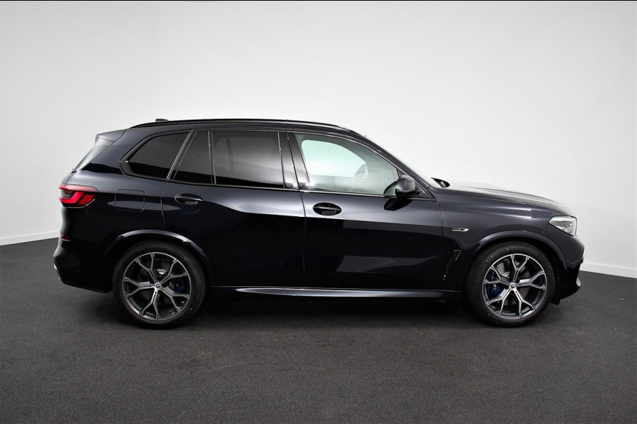 BMW X5 xDrive45e 394pk High Executive M-Sport PHEV 6 cilinder Panoramisch schuif-kantel dak Harman Kardon Head up display Lederen bekleding Electrische verstelling comfort stoelen