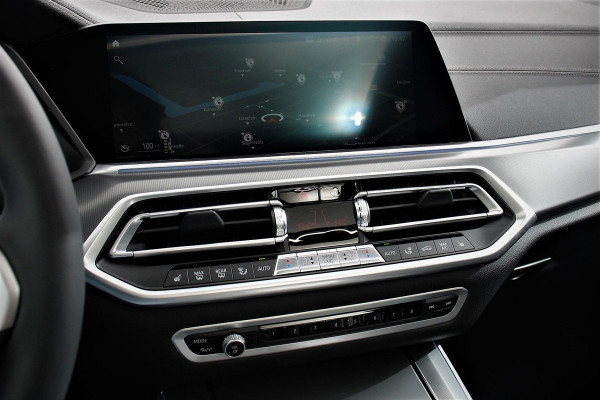 BMW X5 xDrive45e 394pk High Executive M-Sport PHEV 6 cilinder Panoramisch schuif-kantel dak Harman Kardon Head up display Lederen bekleding Electrische verstelling comfort stoelen