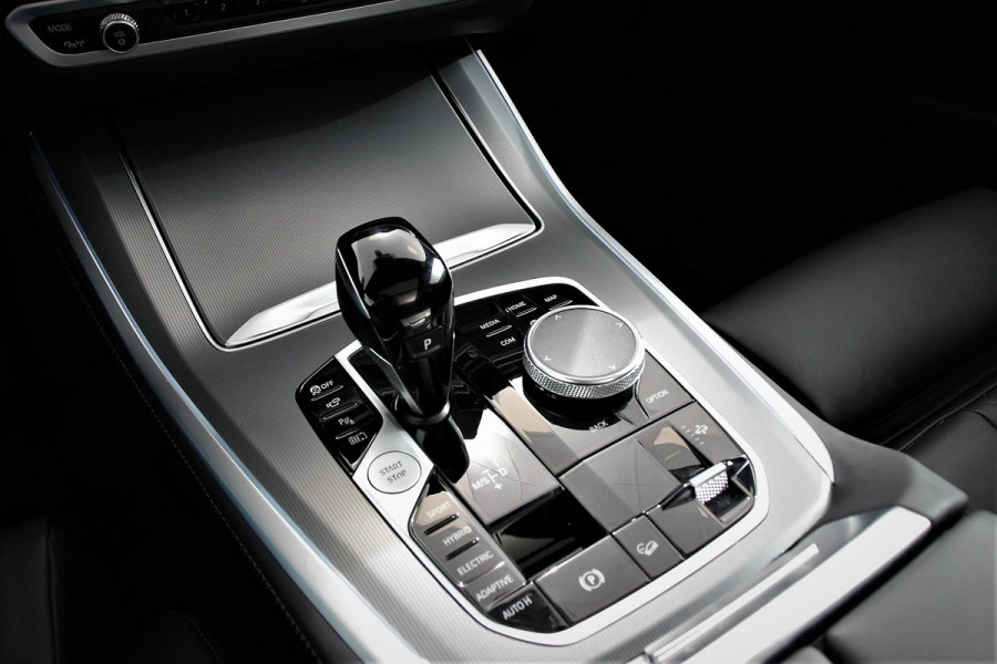 BMW X5 xDrive45e 394pk High Executive M-Sport PHEV 6 cilinder Panoramisch schuif-kantel dak Harman Kardon Head up display Lederen bekleding Electrische verstelling comfort stoelen