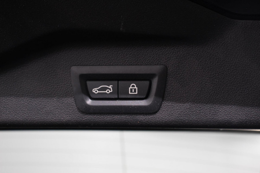 BMW X5 xDrive45e 394pk High Executive M-Sport PHEV 6 cilinder Panoramisch schuif-kantel dak Harman Kardon Head up display Lederen bekleding Electrische verstelling comfort stoelen