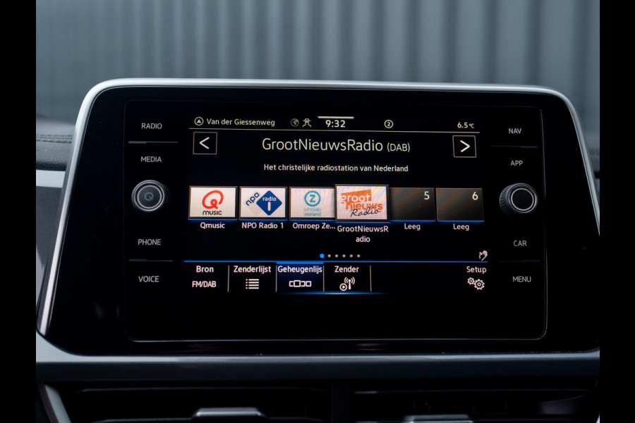 Volkswagen T-Roc 1.5 TSI Life Edition | IQ Light | Trekhaak afnb. | Navi | Stoelverw. | Prijs Rijklaar!!