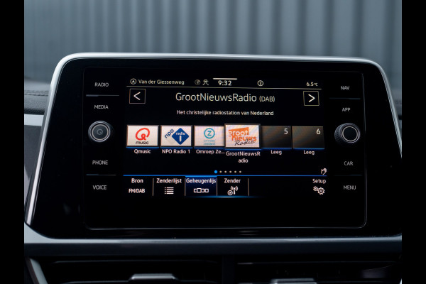 Volkswagen T-Roc 1.5 TSI Life Edition | IQ Light | Trekhaak afnb. | Navi | Stoelverw. | Prijs Rijklaar!!