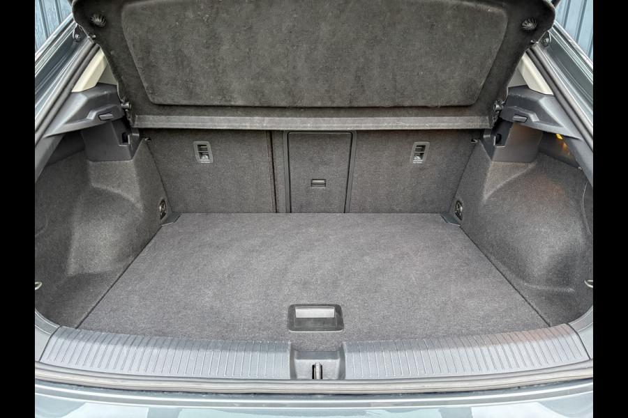 Volkswagen T-Roc 1.5 TSI Life Edition | IQ Light | Trekhaak afnb. | Navi | Stoelverw. | Prijs Rijklaar!!