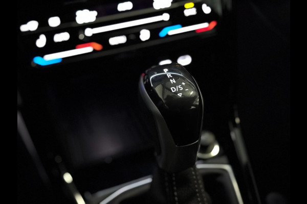 Volkswagen T-Cross 1.5 TSI R-Line DSG | IQ LED | CAMERA | TREKHAAK | NIEUWSTAAT!