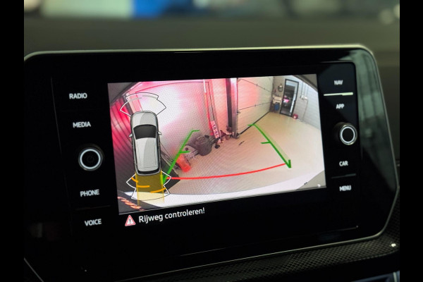 Volkswagen T-Cross 1.5 TSI R-Line DSG | IQ LED | CAMERA | TREKHAAK | NIEUWSTAAT!