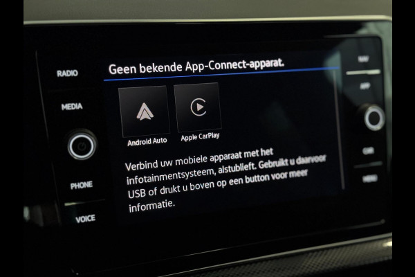 Volkswagen T-Cross 1.5 TSI R-Line DSG | IQ LED | CAMERA | TREKHAAK | NIEUWSTAAT!