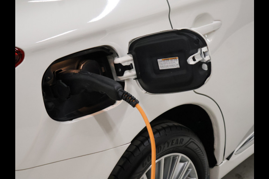 Mitsubishi Outlander 2.4 PHEV Pure+ [TREKHAAK, CAMERA, CRUISE CONTROL, BLUETOOTH TELEFOON, STOELVERWARMING, FLIPPERS, CLIMATE CONTROL, NIEUWSTAAT]