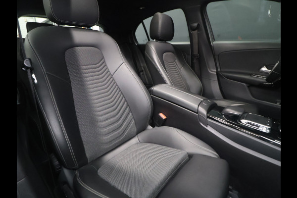 Mercedes-Benz A-Klasse 200 Business Solution [SCHUIFKANTELDAK, TREKHAAK, BLUETOOTH TELEFOON, CRUISE CONTROL, ACHTERUITRIJCAMERA, PDC V+A, STOELVERWARMING, FLIPPERS, AUTOMATISCHE AIRCO, NIEUWSTAAT,
