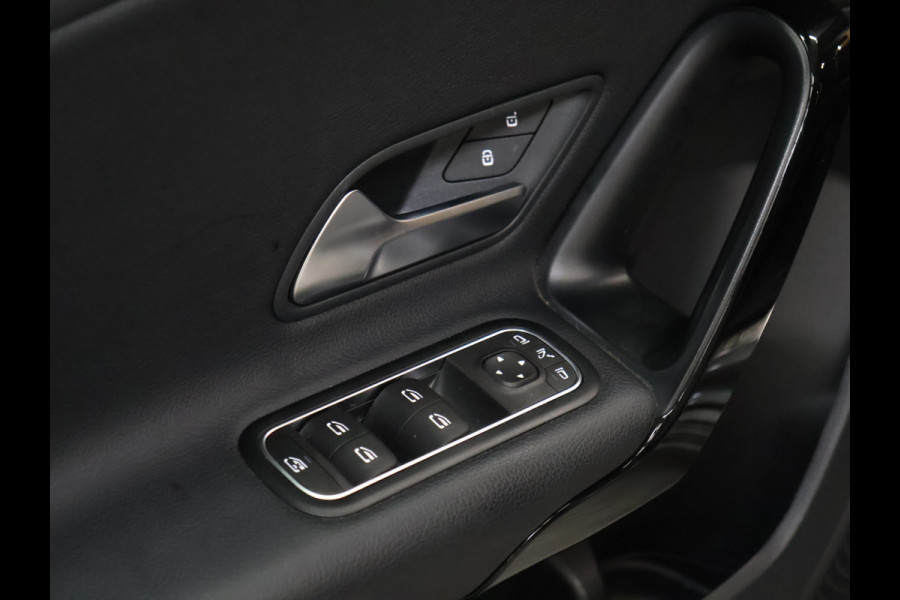 Mercedes-Benz A-Klasse 200 Business Solution [SCHUIFKANTELDAK, TREKHAAK, BLUETOOTH TELEFOON, CRUISE CONTROL, ACHTERUITRIJCAMERA, PDC V+A, STOELVERWARMING, FLIPPERS, AUTOMATISCHE AIRCO, NIEUWSTAAT,