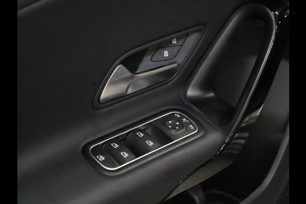 Mercedes-Benz A-Klasse 200 Business Solution [SCHUIFKANTELDAK, TREKHAAK, BLUETOOTH TELEFOON, CRUISE CONTROL, ACHTERUITRIJCAMERA, PDC V+A, STOELVERWARMING, FLIPPERS, AUTOMATISCHE AIRCO, NIEUWSTAAT,