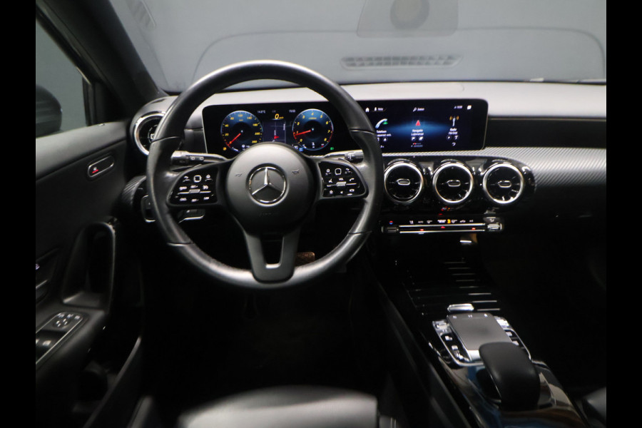 Mercedes-Benz A-Klasse 200 Business Solution [SCHUIFKANTELDAK, TREKHAAK, BLUETOOTH TELEFOON, CRUISE CONTROL, ACHTERUITRIJCAMERA, PDC V+A, STOELVERWARMING, FLIPPERS, AUTOMATISCHE AIRCO, NIEUWSTAAT,