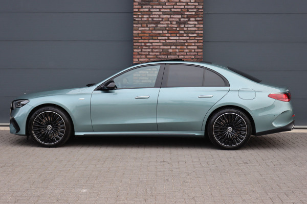 Mercedes-Benz E-Klasse 300 e AMG Line | Hyperscreen | Distronic | Panoramadak | Memory | Burmester | HUD | 3D-Display | Digital Light | Surround Camera | Nightpakket | Keyless Go |