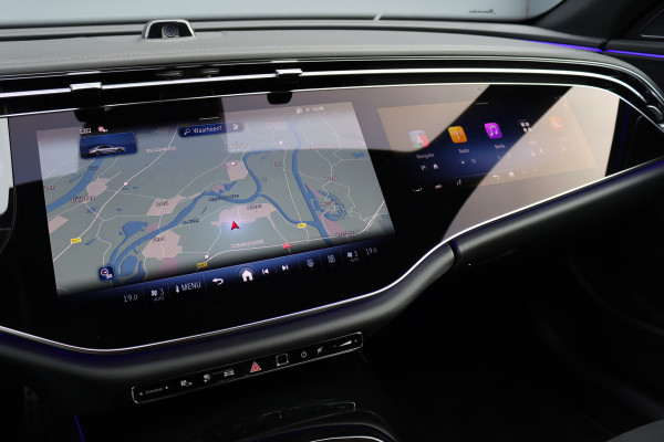 Mercedes-Benz E-Klasse 300 e AMG Line | Hyperscreen | Distronic | Panoramadak | Memory | Burmester | HUD | 3D-Display | Digital Light | Surround Camera | Nightpakket | Keyless Go |