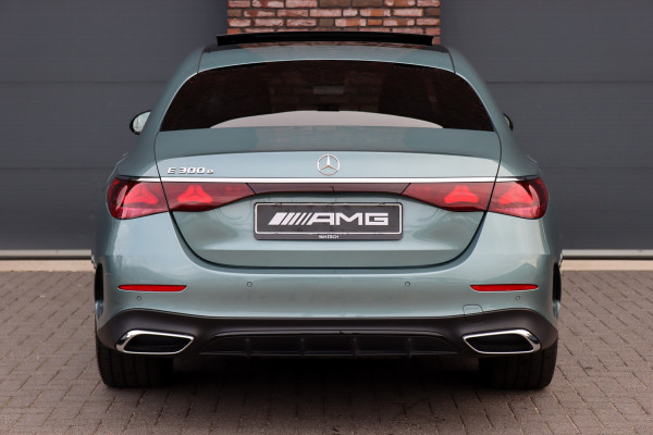 Mercedes-Benz E-Klasse 300 e AMG Line | Hyperscreen | Distronic | Panoramadak | Memory | Burmester | HUD | 3D-Display | Digital Light | Surround Camera | Nightpakket | Keyless Go |